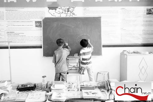 “艾滋学校”的孩子们正在黑板上画画摄影/本报记者　高淑英
