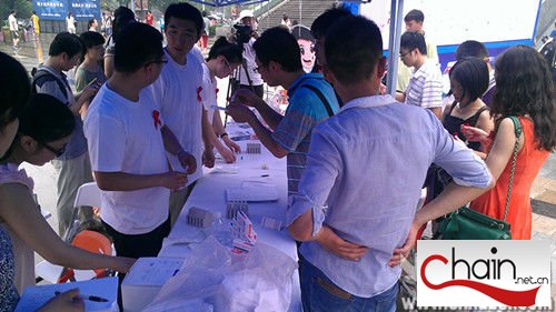 市民驻足体验唾液测艾滋试剂
