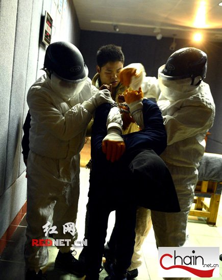 民警制服自称有艾滋病的吸毒者