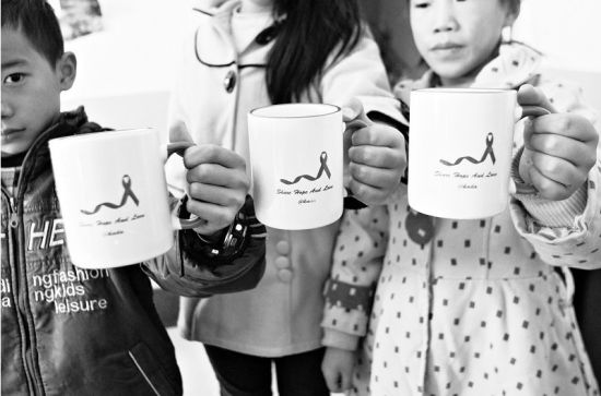孩子们拿着韩国之行的纪念品杯子，上面写着“”share hope and love(分享希望和爱)”