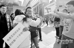 这是爱！艾滋病小伙街头寻拥抱两小时60人与其相