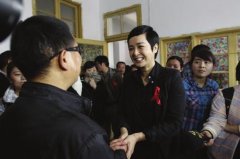 防艾大使蒋雯丽到怀化拥抱艾滋病患者(图)