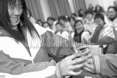 2006年，成都某中学，一名女生在班会上演示如何使用安全套