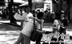艾滋病病毒携带者街头请人爬华山(图)