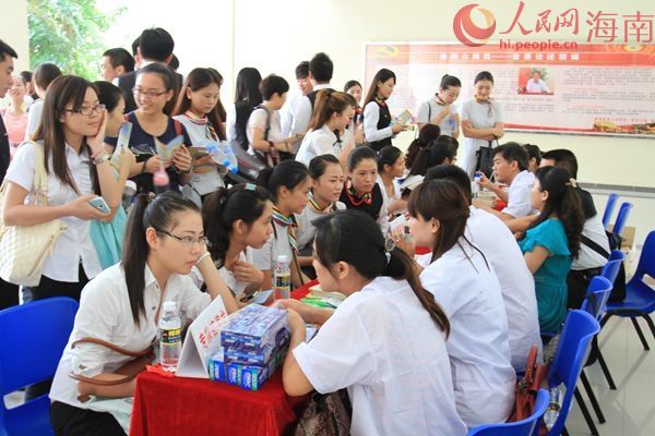 海南省疾控中心专家在现场开展艾滋病防治咨询服务