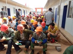 云南晋宁县红十字会到建筑工地为农民工进行应