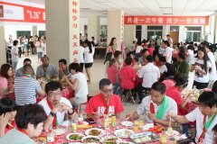 山西临汾：艾滋“零歧视” 从共进午餐开始