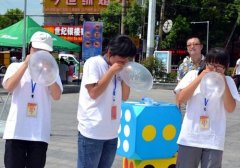 合肥志愿者走进桐城办防艾滋活动 现场比拼吹避