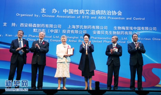 10月20日,由中国性病艾滋病防治协会主办的2014年度艾滋病学术交流大会在北京开幕。国家主席习近平夫人、世界卫生组织结核病和艾滋病防治亲善大使彭丽媛出席大会开幕式,并向为艾滋病防治作出特别贡献的外国科学家颁发纪念奖牌。新华社记者 姚大伟 摄