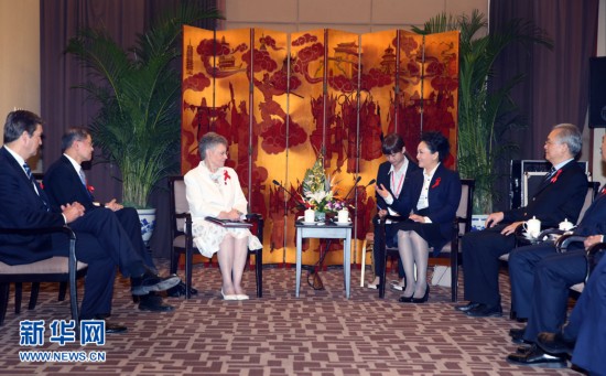 10月20日,由中国性病艾滋病防治协会主办的2014年度艾滋病学术交流大会在北京开幕。国家主席习近平夫人、世界卫生组织结核病和艾滋病防治亲善大使彭丽媛在开幕式前会见出席大会的外国科学家。新华社记者 姚大伟 摄