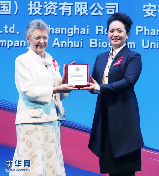 10月20日,由中国性病艾滋病防治协会主办的2014年度艾滋病学术交流大会在北京开幕。国家主席习近平夫人、世界卫生组织结核病和艾滋病防治亲善大使彭丽媛出席大会开幕式,并向为艾滋病防治作出特别贡献的外国科学家颁发纪念奖牌。新华社记者 姚大伟 摄