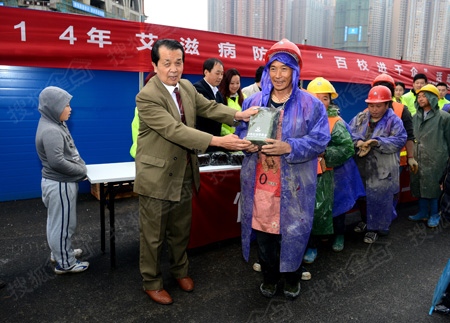 2014年艾滋病防治“百校进千企”走进花果园