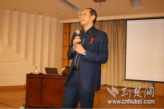 武汉大学公共卫生学教授谭晓东在回答学生的提问