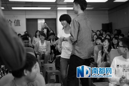 昨天，南海狮山广东东软学院。一名假扮成艾滋病患者的男生与一名女生拥抱。      南都记者      张明术 摄