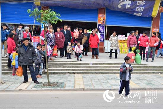 在镇上，几乎很多人都知道坤坤这个艾滋病男童，当坤坤从便利店出来后，大家自然地与他产生一定的距离。人民网 陈永斌 摄