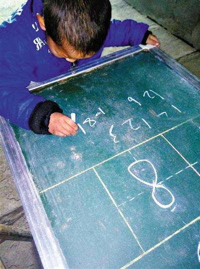 艾滋男童坤坤已入学 政府拒绝专业抗艾机构收养