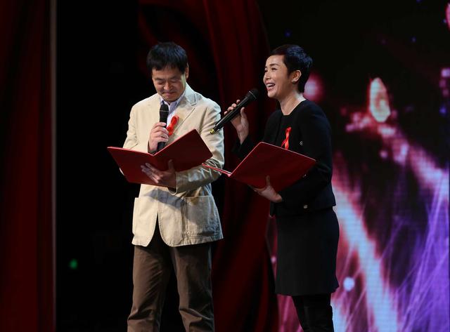 蒋雯丽呼吁合力抗艾 助力世界艾滋病日校园行