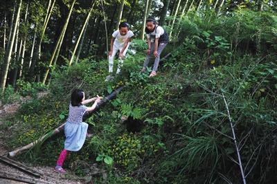 11岁艾滋女童的孤独：两次被同学家长赶出校园