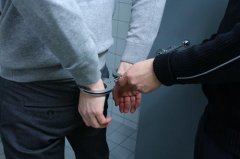 网上逃犯身患艾滋病，落网后派出所里装病被揭